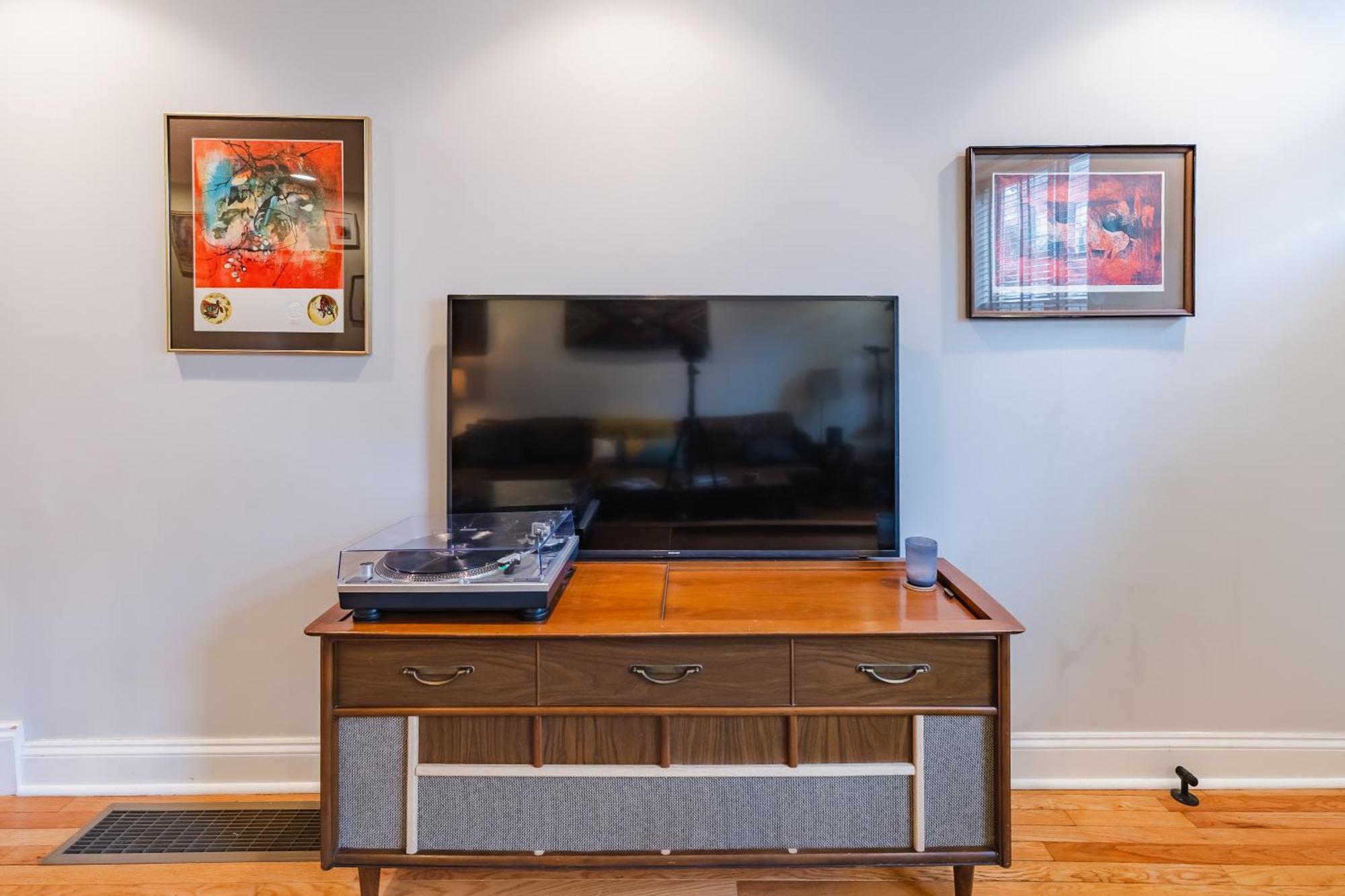 Homestay Bedroom In Thoughtfully Decorated East Passyunk